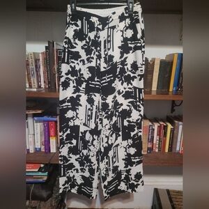 Kaari Blue floral pants. Women's small